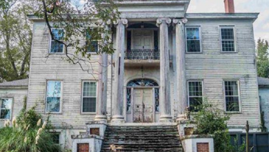 Photo of Mysterious Abandoned Mansion Rumoured To Be Built On Gold