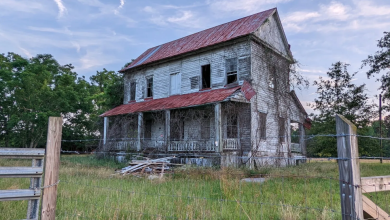 Photo of South Carolina Farmhouse Slowly Fading Away As Time Passes